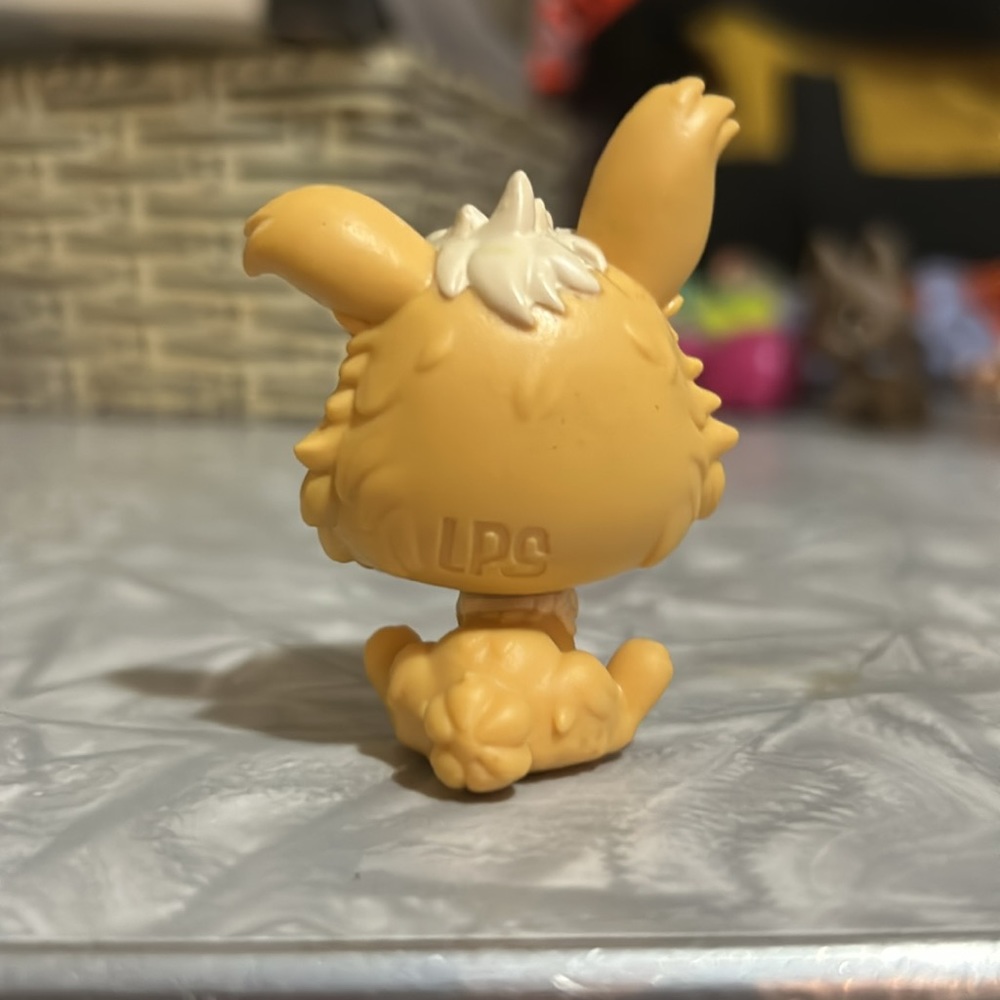 Littlest Pet Shop Yellow Fuzzy Rabbit - Picture 2 of 2